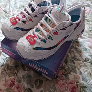 Skechers D'Lites Summer Fiesta  WHITE Multi /Air Cooled Memory Foam Size 8 Wide
